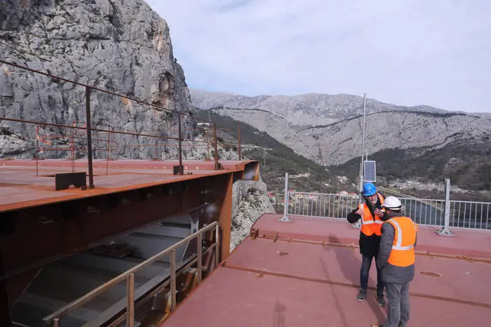 Die Brücke ist Teil einer Umfahrung und wird eine Verkehrsentlastung für die Küstenstadt Omiš bringen.