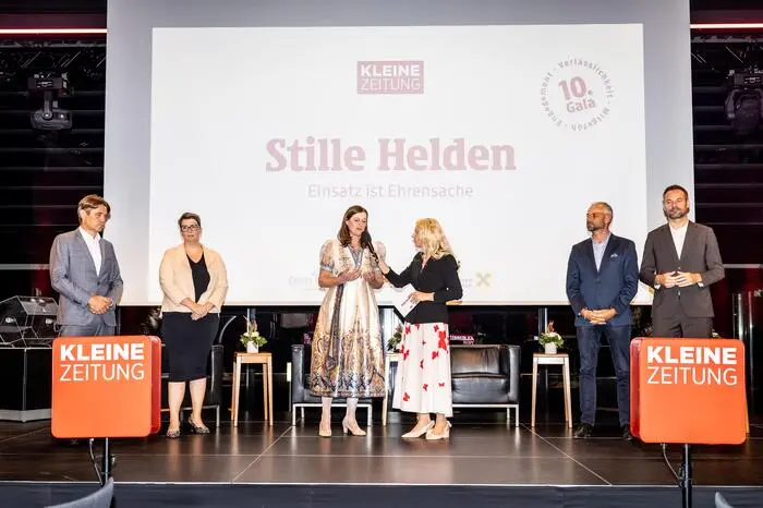 Gastgeber und Partner: Gert Spanz (Vorstandsdirektor der Raiffeisenbanken), Casino-Direktorin Marion Roseneder, AK-Vizepräsidentin Ursula Heitzer, Moderatorin Martina Klementin, Kleine-Werbemarktleiter Oliver Bergauer und Chefredakteur Wolfgang Fercher (von links)