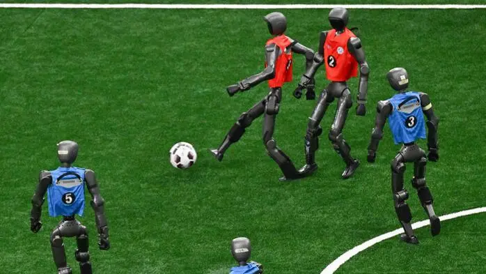 Humanoide Roboter treten in Peking im Fußball gegeneinander an