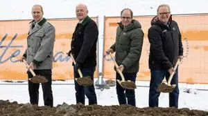 24.11.2025, Schladming, Steiermark, Österreich (Austria): Spatenstich für das Einsatzzentrum Schladming - Bild zeigt v. l. die vier Bürgermeister Hannes Uttinger (Ramsau am Dachstein), Hermann Trinker (Schladming), Matthias Schwab (Haus) und Franz Danklmaier (Aich). 
Fotocredit: Martin Huber