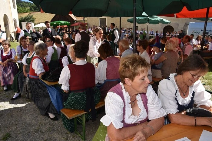 Die Besucherinnen und Besucher durften sich auf den "Gesangverein Oberwölz", die Singgemeinschaft St. Veit/Gegend, den Männergesangsverein „Zirbitzkogel“ Mühlen, die „Grazluppas“ aus Mariahof, die Chorgemeinschaft „Liederkranz“ Neumarkt, die Sängerrunde Scheifling-St. Lorenzen, die Sängerrunde „Kohlrösl“ Zeutschach sowie freilich den Männergesangsverein "Höhenklang" Mariahof freuen.