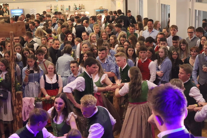Bereits bei den Auftänzen zu Beginn des Abends war der Festsaal voll gefüllt.