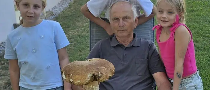Auch seine Enkerl staunten nicht schlecht, als Leopold Boden ihnen den 1,7-Kilo-Steinpilz zeigte