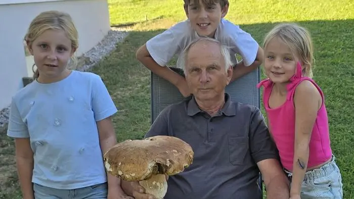 Auch seine Enkerl staunten nicht schlecht, als Leopold Boden ihnen den 1,7-Kilo-Steinpilz zeigte