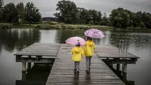 Zwei Mädchen mit Regenschirmen am See | Der Herbst startet mit einem Tief und Temperatursturz 