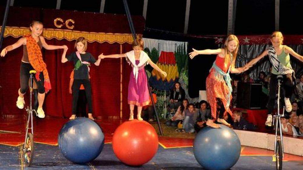 Ein Bild aus unbeschwerten Tage: Kinder der Cirkus-Schule zeigen ihr Können