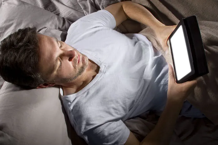 Probleme beim Einschlafen? Smartphones und Tablets sind Schlafräuber, ihr blaues Licht macht wach. Daher gilt: Bildschirmpause vor dem Schlafengehen.