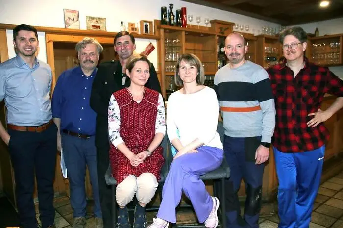Schon seit Langem ausverkauft, liefen die Protagonisten Markus Kohlbacher, Helene Krammer, Stephan Pabst, Eva Puster, Andreas Schmidt und Klaus Schmidt-Puffing unter der Regie von Ed Hauswirth zur Höchstform auf, gespielt wurde mitten im Publikum. 