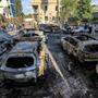 Ausgebrannte Autos auf einem Parkplatz.  | Nach der Explosion bei einem Krankenhaus kündigen die Hamas einen „Tag Zorns“ an. 