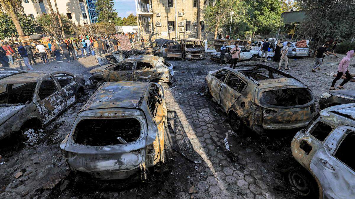 Ausgebrannte Autos auf einem Parkplatz.  | Nach der Explosion bei einem Krankenhaus kündigen die Hamas einen „Tag Zorns“ an. 