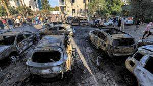 Ausgebrannte Autos auf dem Parkplatz vor dem getroffenen Al-Ahli-Arab-Krankenhaus | Ausgebrannte Autos auf dem Parkplatz vor dem getroffenen Al-Ahli-Arab-Krankenhaus
