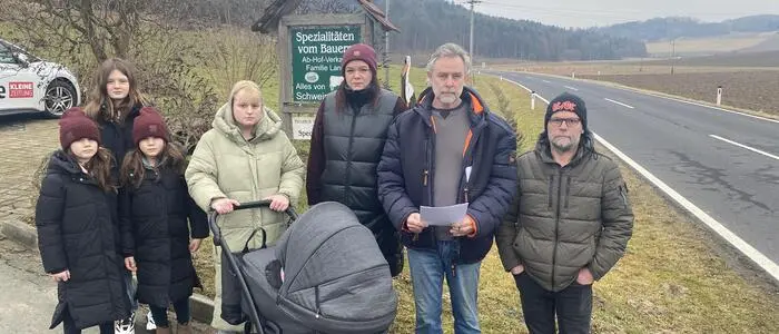 Michael Lang, Andreas Gaudmann, Julia Ertl und Anika Tonweber (v.r.) beschreiben den Unfall und ihren Kampf für Tempo 70 zwischen ihren Häusern an der L 256