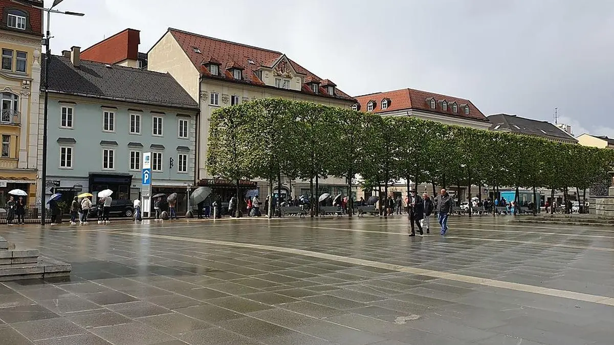 Die Schlange reicht bis hinter das Kaffeehaus am Neuen Platz.