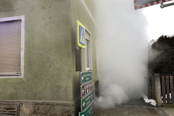 Nach Erkundung durch den Einsatzleiter beziehungsweise nach der ersten Erkundung durch einen Atemschutztrupp der FF Köflach konnte eine defekte Fernwärmeleitung im Keller entdeckt werden. Daraufhin wurde die Energie Steiermark verständigt und der Keller mittels Druckbelüfter belüftet.