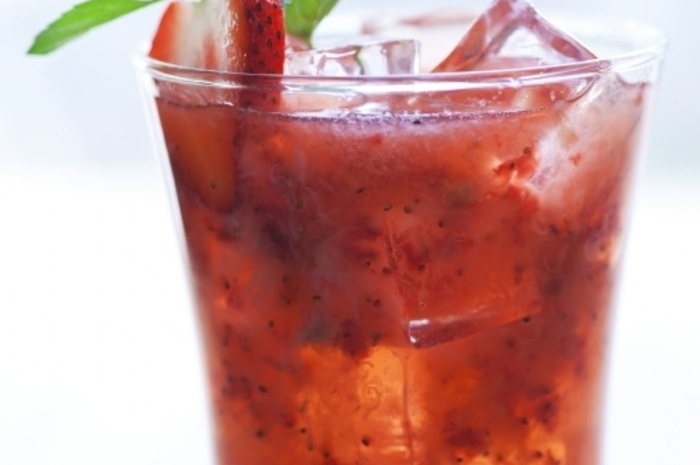 Portionen: Für 2 Gläser Zutaten: 2 dl Zitronenmelissentee, 2 dl Orangensaft, 1 TL Zucker, 2 EL Erdbeerpüree (aus ca. 100 g Erdbeeren), 4 Erdbeeren, gewaschen, 4 bis 6 Eiswürfel Zubereitung: Den Tee kochen und abkühlen lassen. Ca. 100 g Erdbeeren pürieren, eventuell durch ein Sieb streichen. Zucker, Erdbeerpüree und den Orangensaft hinzufügen und umrühren. Die restlichen Erdbeeren kleinschneiden und zusammen mit den Eiswürfeln ins Glas geben.