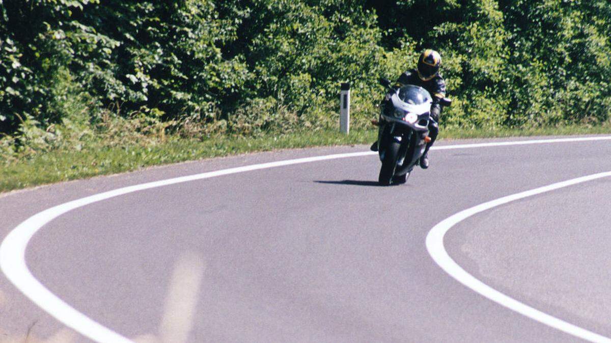 Motorradfahrer lieben kurvige Strecken. Aber die umliegenden Anrainer haben keine große Freude mit den Motoradfahrern