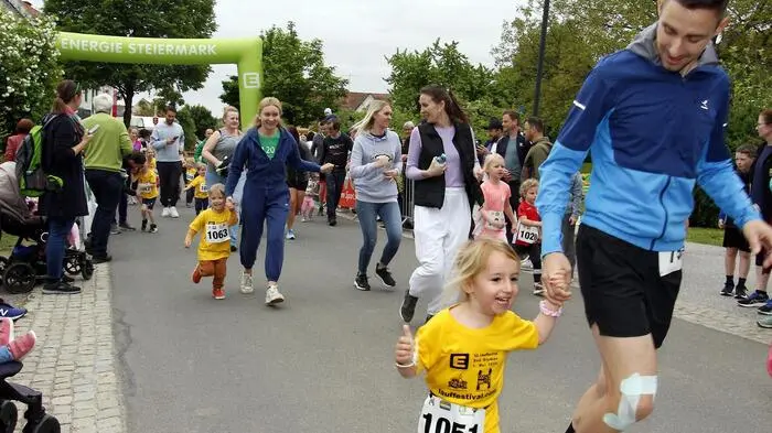 Über 800 TeilnehmerInnen gingen am Dorfplatz an den Start. Für den Viertelmarathon waren 10,5 Kilometer und für den Halbmarathon 21,1 Kilometer zu bewältigen.