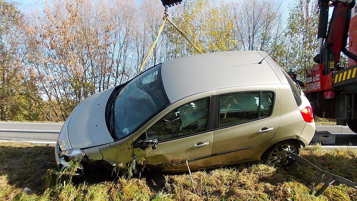 Die Feuerwehr Hartberg barg die Unfallautos mit Hilfe einer Seilwinde