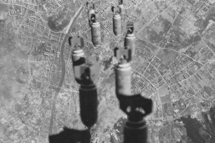 Aufnahme aus dem Bombenschacht eines US-Bombers über Graz 
