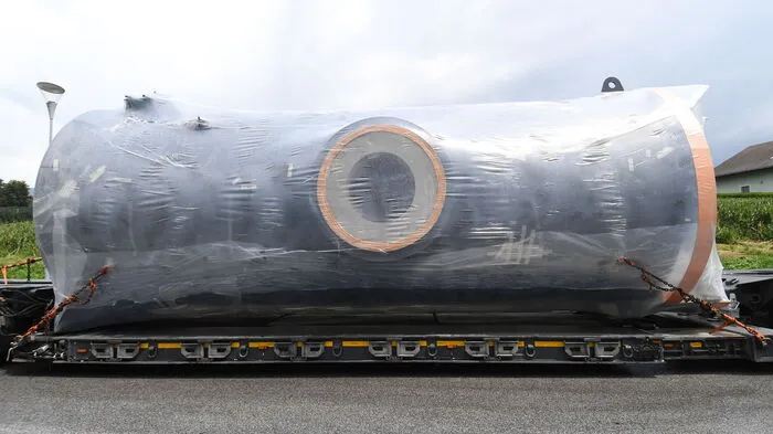 Der Heizkessel auf dem Tieflader von FTG-Transporte.