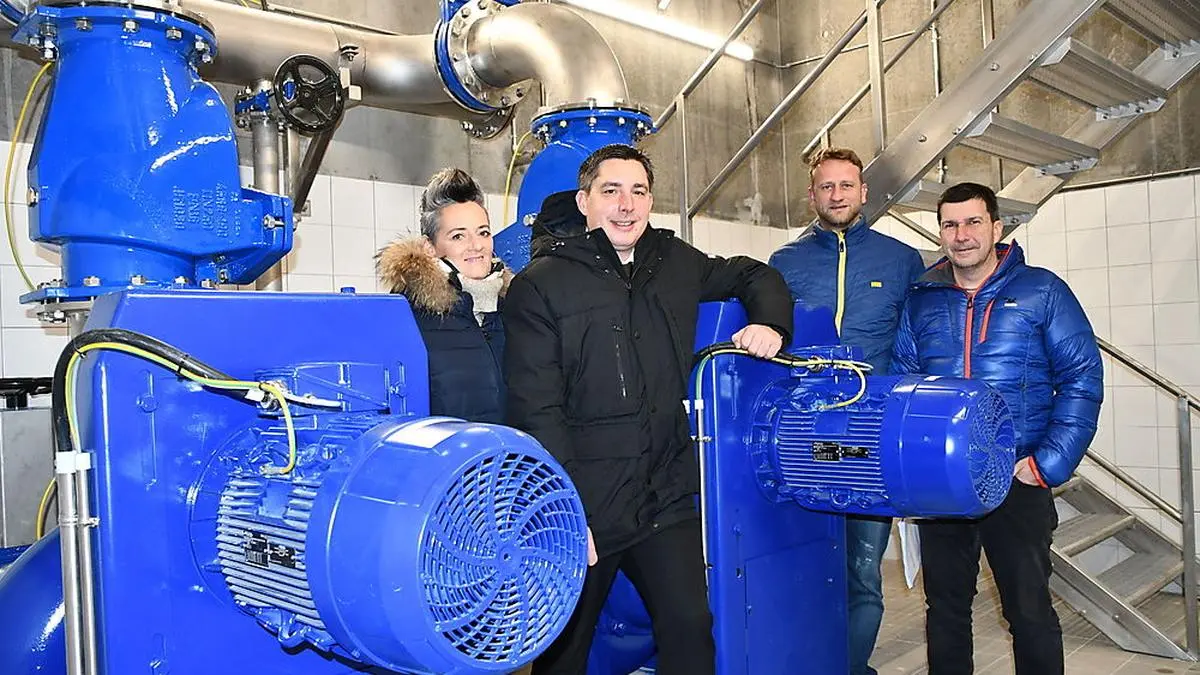 Iris Fertin, Christoph Staudacher, Johann Kogler und Wilhelm Unterdorfer bei den zwei Pumpen