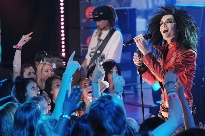 Als eine von wenigen deutschsprachigen Bands ist Tokio Hotel mittlerweile auch international erfolgreich und konnte unter anderem in vielen Ländern Europas, so z. B. in Frankreich[4] sowie in Nord- und Südamerika eine Fan-Basis aufbauen.