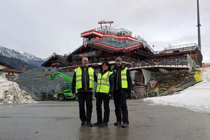 Mit viel guter Laune sieht das Ordnerteam am Planai-Stadion dem zweiten Rennen am Mittwoch entgegen