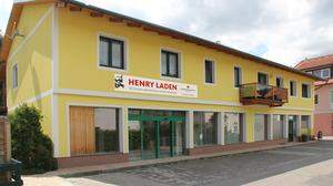 Henry Laden Althofen, Rotes Kreuz, Second Hand | Im Henry Laden in Althofen gibt es günstige Kleidungsstücke und andere Gegenstände