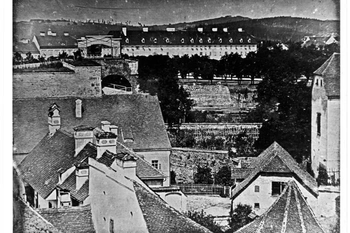 ... und eine von der anderen Seite, mit den Altstadtdächern in Richtung des heutigen Dietrichsteinplatzes. Diese drei ältesten noch erhaltenen Aufnahmen von Graz waren mehr als 170 Jahre lang im Familienbesitz. Seit einigen Jahren stehen sie unter Denkmalschutz ...