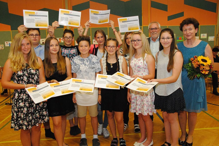 Überaus optimistisch zeigte sich Schulleiter Viktor Schreiner: „Sehr viele Kinder machen uns wirklich Freude!“, und er erläuterte vor Eltern und Schülern im großen Turnsaal die diversen Aktivitäten.