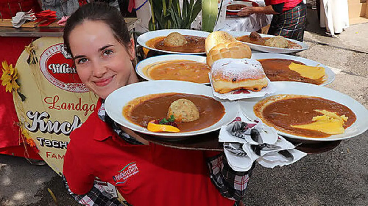 Am Feldkirchner Amthof werden, wie im Vorjahr, wieder tausende Portionen Gulasch serviert