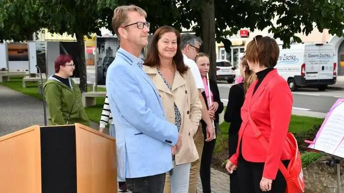 Die Marktgemeinde Neumarkt ist auch heuer wieder Gastgeber der renommierten Ausstellung „Menschenbilder“, die mit 55 beeindruckenden Porträts im Großformat den Hauptplatz bis 7. August in eine Galerie unter freiem Himmel verwandelt.