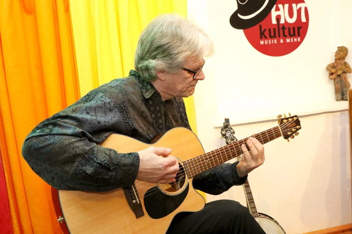Und Neil Browning ist sowohl im Folk, als auch im Rock beheimatet und ein gesuchter Session-Musiker. 