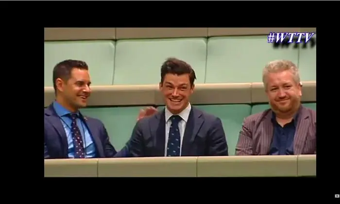 Ryan Bolger, Mitte, nahm den Antrag an