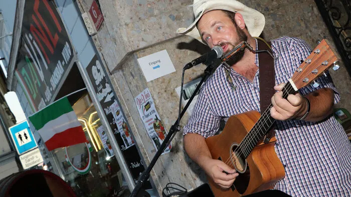 "Smartie Joe" alias Martin Sabitzer brachte Countrymusik Feeling auf den Hauptpatz.
