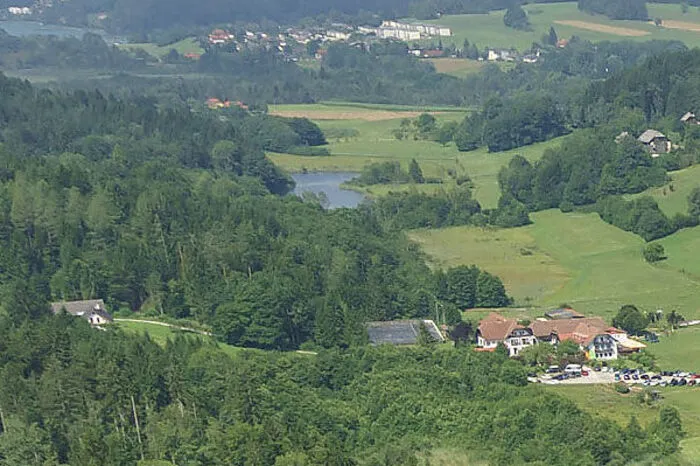 Den Namen hat der Baßgeigensee, der im Keutschacher Seental liegt, aufgrund seiner dem Instrumenten ähnlichen Form. Er ist bei Fischern beliebt, wird aber auch gerne für ein Familien-Picknick aufgesucht. Wassertemperatur: bis zu 28 Grad. Anfahrt: Über Klagenfurt-Viktring bis nach Höflein und dann nach Reauz.