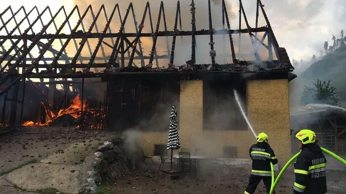 Gegen 15 Uhr löste ein Blitzschlag den Brand eines Wirtschaftsgebäudes in Oberdorf aus.