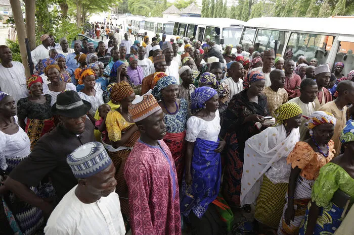 Boko Haram hatte die 82 Schülerinnen am ersten Mai-Wochenende nach längeren Verhandlungen unter internationaler Vermittlung freigelassen. Im Gegenzug entließ die Regierung inhaftierte fünf Boko Haram-Kommandanten.