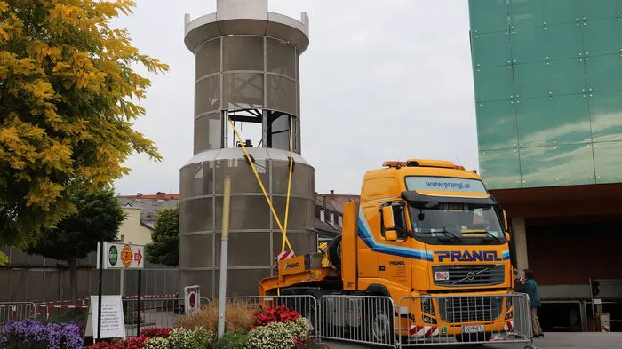 Nachdem der 15-Tonnen-Koloss bereits gestern mit einem Kran auf einen Tieflader gehoben wurde, stand heute der aufwendige Transport auf dem Programm. 