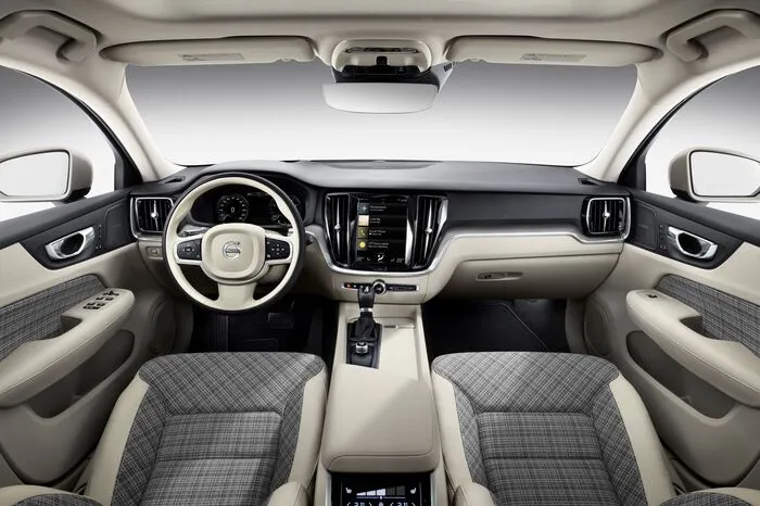 Ein cool gestaltetes Interieur bietet mehr Platz als bisher, aktuellste Konnektivität und die jüngste Generation an Infotainmentsystem: „Sensus“ ist mit Apple CarPlay, Android Auto und 4G kompatibel.