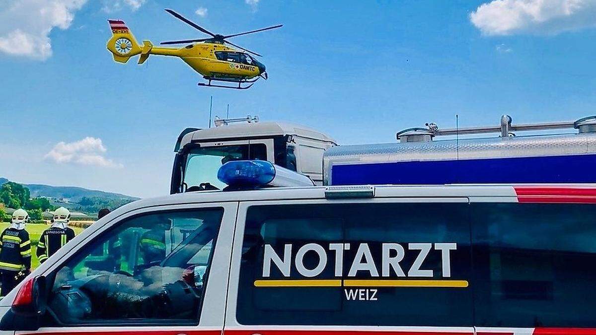 Auch die Ärzte des Notarztsystems Weiz waren am Donnerstag im Einsatz - (im Bild: Motorradunfall bei Peesen)