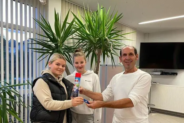 Station 2: Das Feuerzeug wurde gegen einen Teppich-/Polsterschaumreiniger getauscht