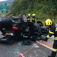 Das Unfallauto kam am Dach zum Liegen