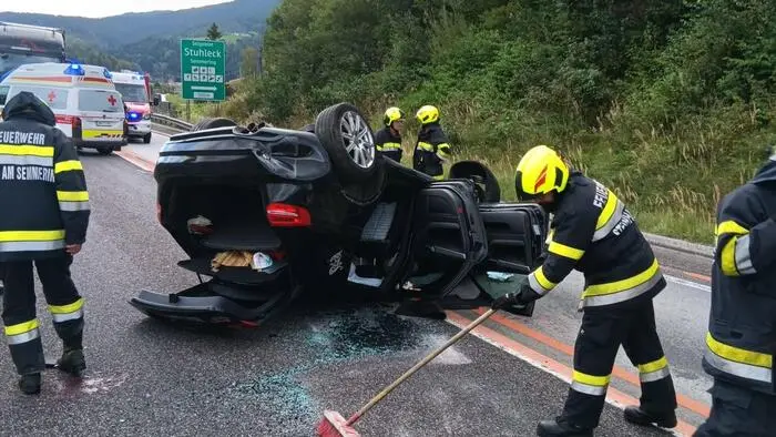 Das Unfallauto kam am Dach zum Liegen