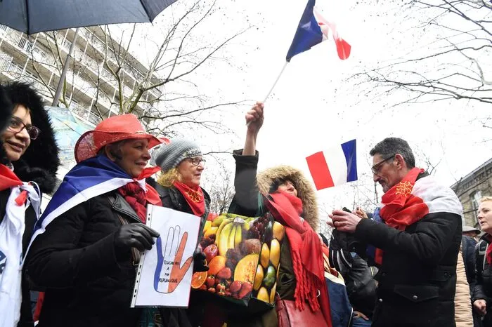 Unter dem Motto "STOP - jetzt reicht's" hat der 51-jährige Laurent Soulié zu der ersten Kundgebung der "foulards rouges" (roten Schals) aufgerufen. Der Luftfahrtingenieur aus Toulouse im Südwesten Frankreichs will damit "den Franzosen Gehör verschaffen, die sich seit Wochen verstecken", während die "Gelbwesten" die öffentliche Debatte beherrschen.