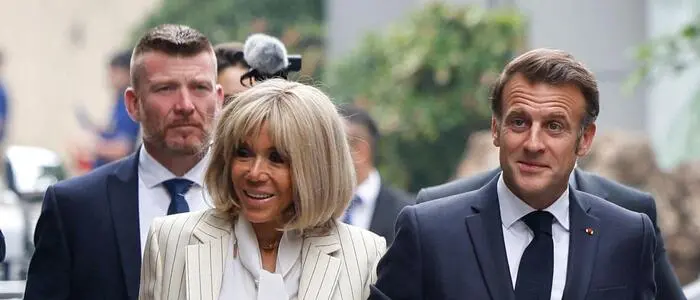 Arm in Arm: Emmanuel und Brigitte Macron