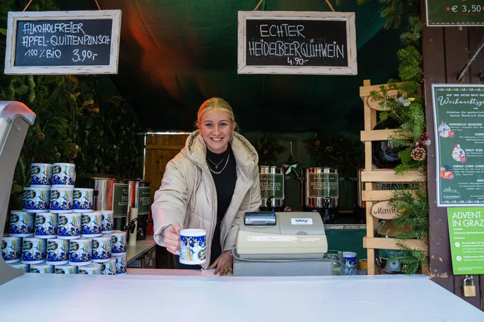 Sofie Königshofer vom Glühweinstand des Schlossberg Restaurants zeigt sich trotz dem Lockdown optimistisch. 