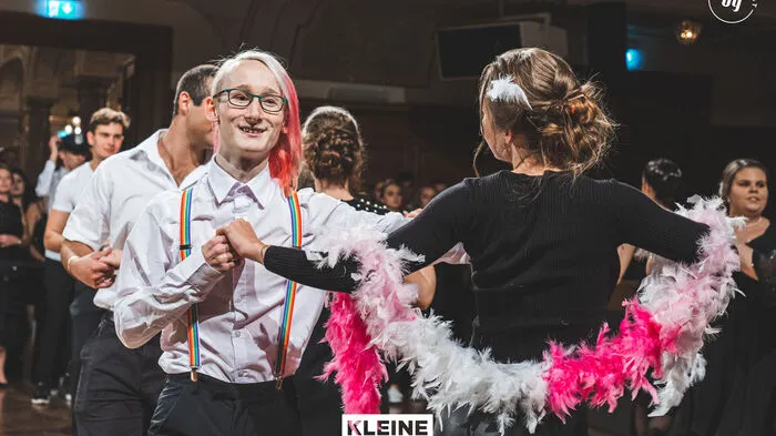 Die Maturantinnen und Maturanten des Sacré Coeur führten ihre Gäste im Congress durch eine rauschende Ballnacht. Unter dem Motto Bonnie &amp; Clyde, gabs pünktlich um Mitternacht eine fulminante Tanzeinlage. Hier gibt's die schönsten Bilder.