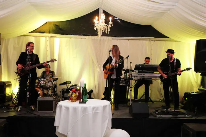 Musikalisch sorgte die Gruppe "Meilenstein" mit Bandleader und Sänger Helmut "Heli" Brunner, Hubert Millechner, Stefan Konrad, Jürgen Kulmusch und Henri Albi für Partystimmung am Ossiacher See.