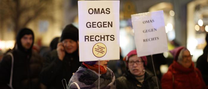 Auch die Omas gegen Rechts sind Teil des Organisationsteams der Demo